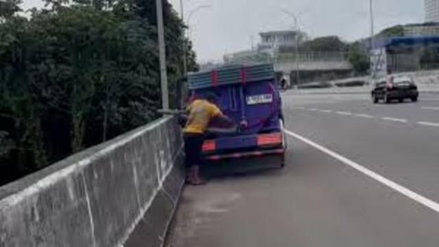 Truk Buang Tinja ke Sungai Ciliwung