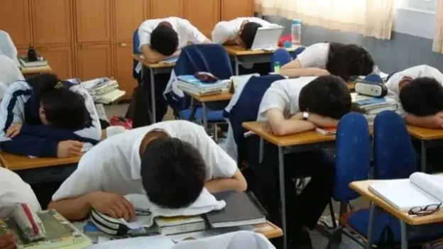 Moment siswa tidur di kelas